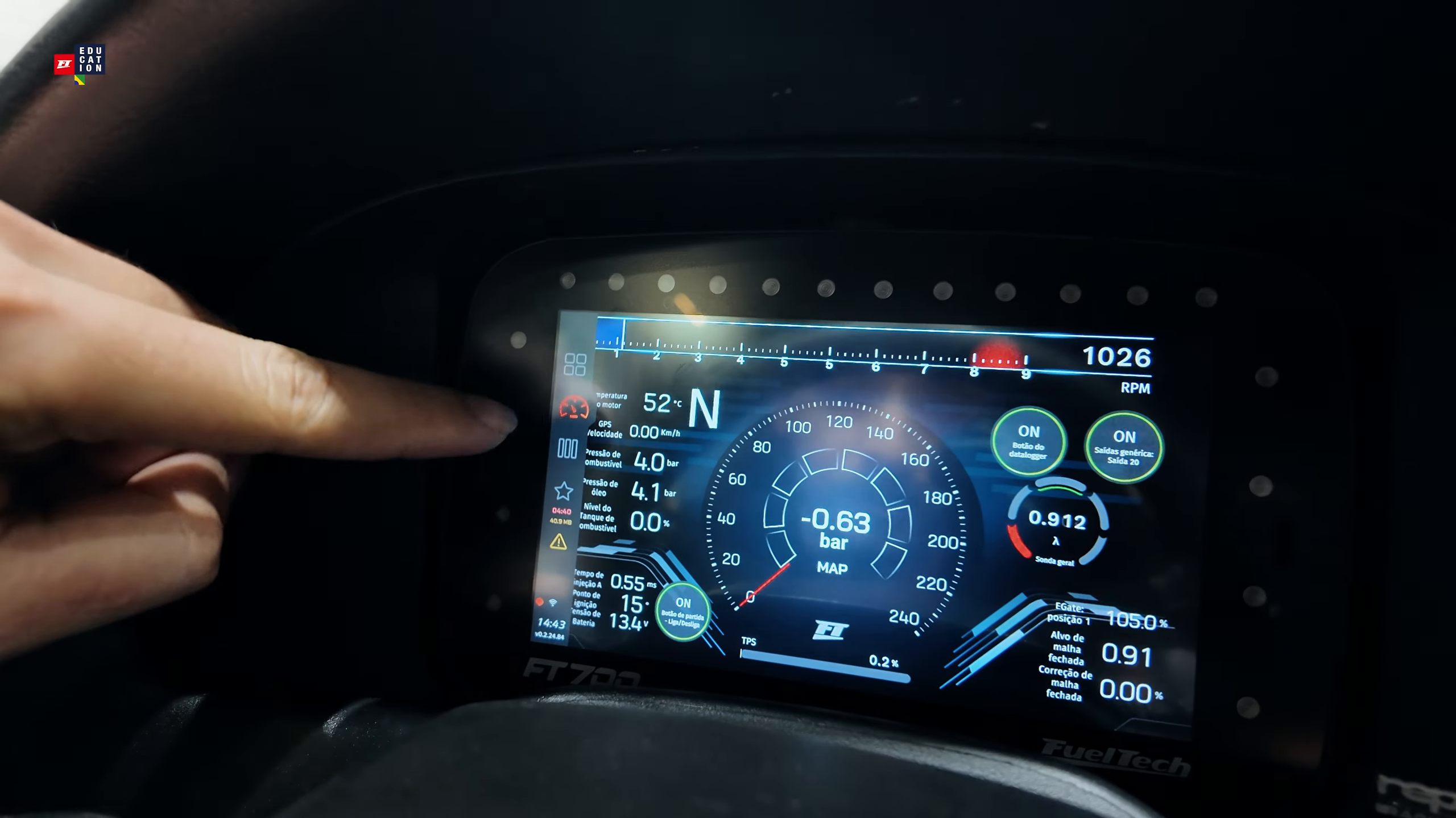 Painel padrão na FT700 de 7", no carro, com a barra de RPM no topo (vídeo FT Education, versão anterior do software).