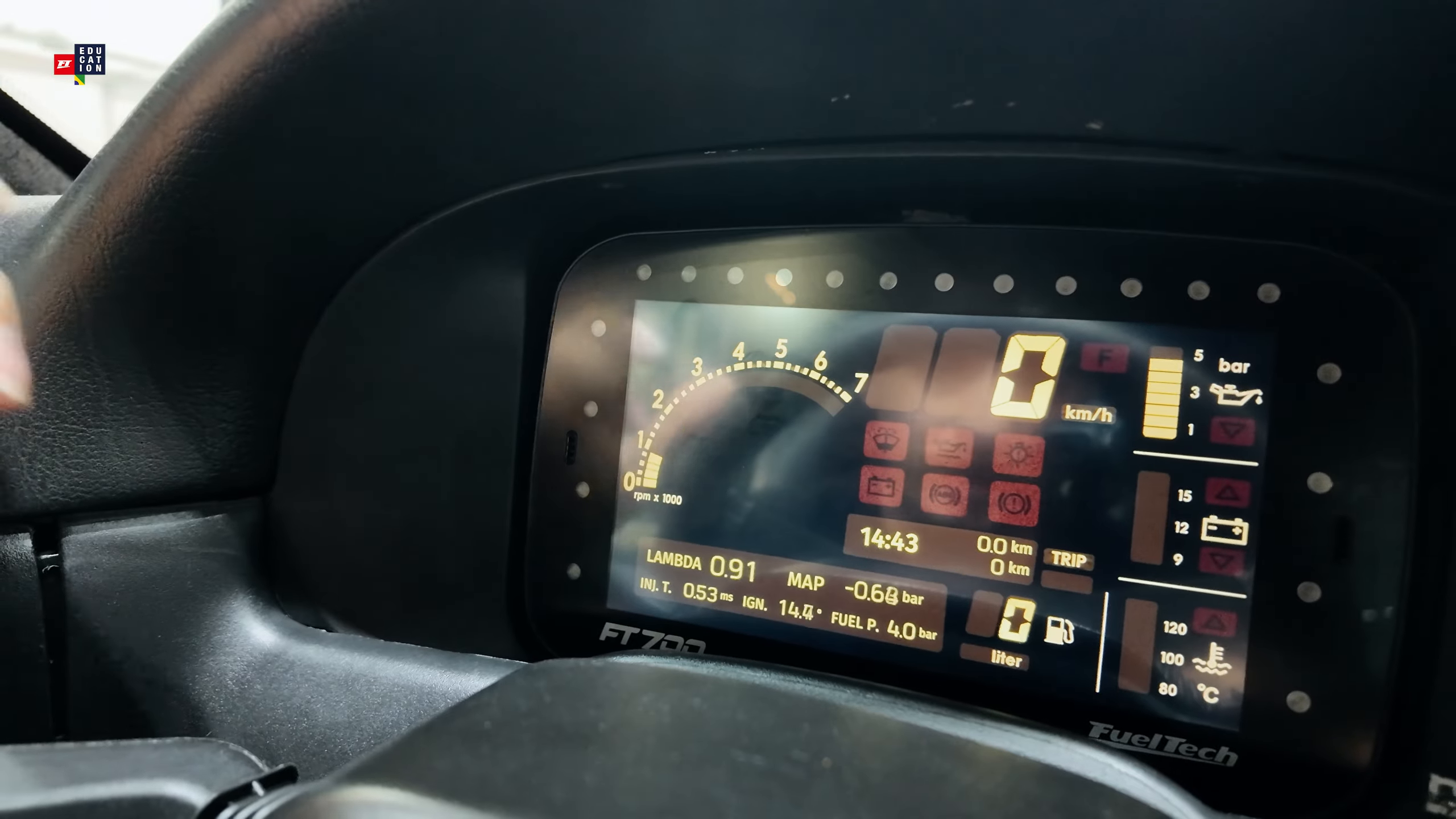 Resultado do método: painel digital laranja, estilo anos 90, numa FT700 de 7" no carro (vídeo FT Education, versão anterior do software).